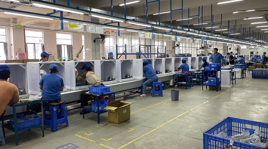 四月訂單高峰，車間繁忙景象